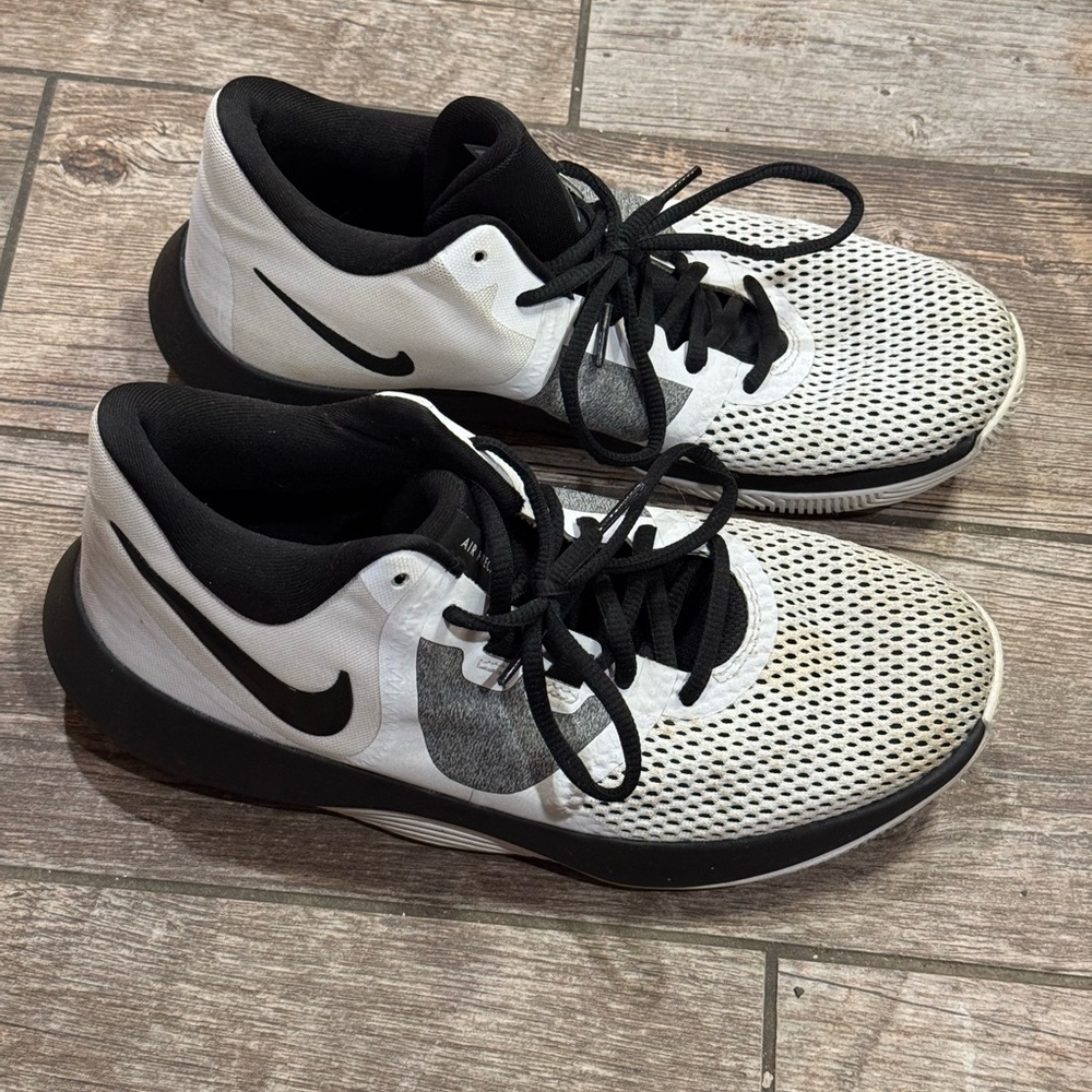 Nikes - Picture 2 of 8
